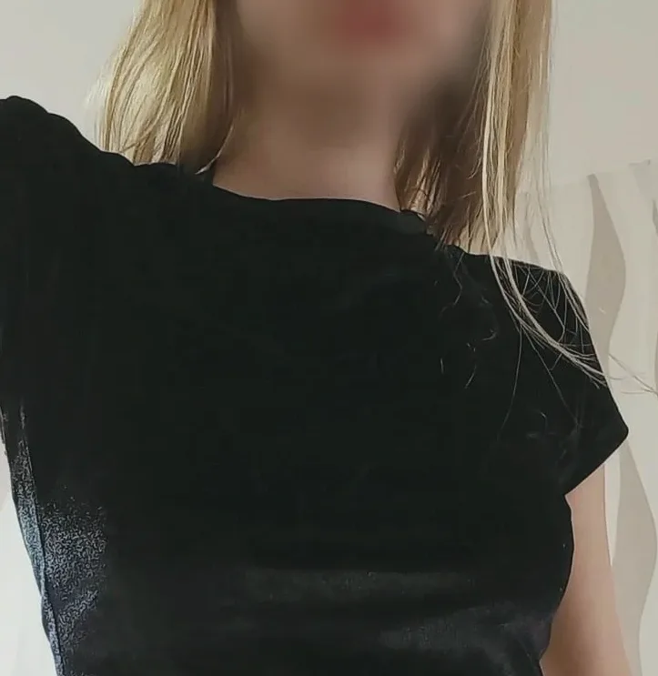 Nicole, 25